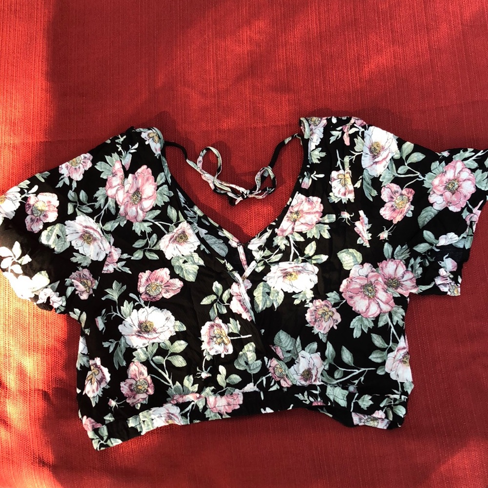 Floral Top🌸 - Picture 2 of 2